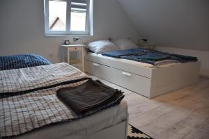 Postel nebo postele na pokoji v ubytování Domek w kratkę 56