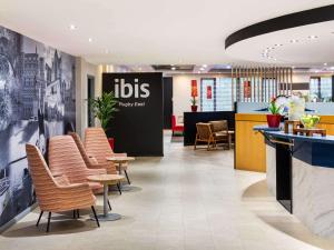 a room with chairs, tables, and chairs in it at ibis Rugby East in Crick