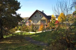 Afbeelding uit fotogalerij van Entspannen im Grünen, Ferienwohnung mit eigenem Garten in Keilberg