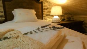 Ένα ή περισσότερα κρεβάτια σε δωμάτιο στο Casa da Laja - Casas de Villar- Rural Experience