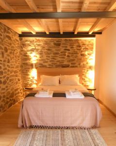 Ένα ή περισσότερα κρεβάτια σε δωμάτιο στο Casa da Laja - Casas de Villar- Rural Experience