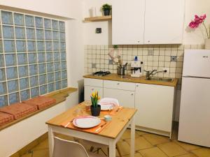 una piccola cucina con tavolo e frigorifero di La Dimora della Cattedrale a Palermo