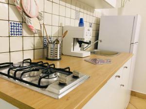 un bancone della cucina con piano cottura e frullatore di La Dimora della Cattedrale a Palermo