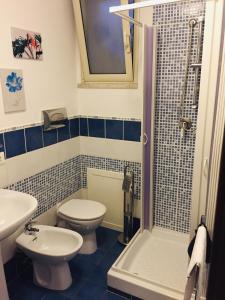 un bagno con wc, lavandino e doccia di La Dimora della Cattedrale a Palermo