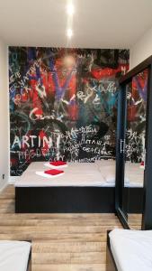 Posteľ alebo postele v izbe v ubytovaní Street Art Apartment