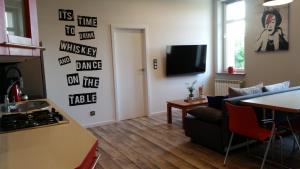 Televízia a/alebo spoločenská miestnosť v ubytovaní Street Art Apartment