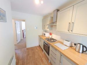 Kuchyň nebo kuchyňský kout v ubytování Bassett Flat with 2 Double Bedrooms and Superfast Wi-Fi