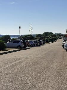 eine Reihe von Autos, die an einer Straße geparkt sind in der Unterkunft Casa Arega in Càbras