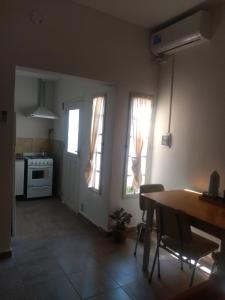eine Küche und ein Esszimmer mit einem Tisch und 2 Fenstern in der Unterkunft Departamento Amoblado in Villa María + 2 Fotos