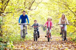 una familia montando bicicletas por un sendero en el bosque en Maldron Hotel Portlaoise, en Portlaoise