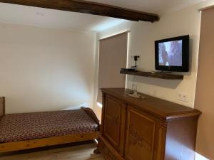 ein Schlafzimmer mit einem Bett und einem TV an der Wand in der Unterkunft Delta 4 Nice apartment 2 big bed in Tartu