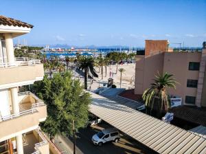 Blick auf die Stadt mit Parkplatz und Strand in der Unterkunft Sol Alcúdia 46 in Port d'Alcúdia