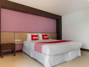 Cama o camas de una habitación en OYO 1127 Baan Siam Hotel