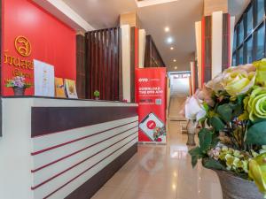 a lobby of a store with flowers in the aisle at OYO 1127 Baan Siam Hotel in Chiang Rai