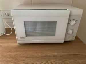 塔尔图Delta 4 Nice apartment 2 big bed的地板上有一个白色的微波炉