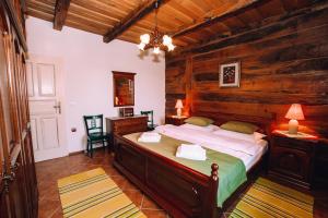 a bedroom with a bed and a wooden wall at Kuća za odmor Stara hiža in Selnica