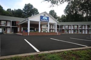 an empty parking lot in front of a hotel at Hamilton Inn Jonesville I-77 in Jonesville