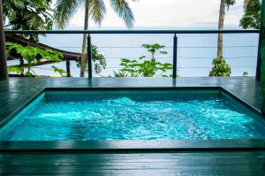 A piscina localizada em Paraíso Azul Retiro ou nos arredores