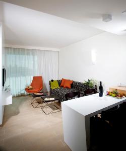 sala de estar con sofá y mesa en West All Suites Hotel Ashdod en Ashdod