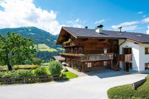 アルプバッハにあるFürstenhäusl Alpbachの山の景色を望む家