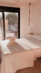 Łóżko lub łóżka w pokoju w obiekcie Casa rural los Calares
