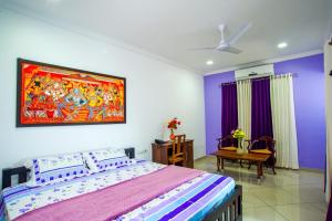 سرير أو أسرّة في غرفة في Vasudevam Premium Suites