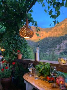 een tafel met twee glazen en een fles wijn bij Turan Hill Lounge in Faralya