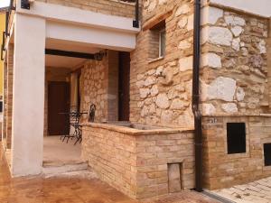 a stone building with an outdoor kitchen on the side at Vacanze in collina, tra mare e monti in Bucchianico