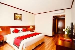 Tempat tidur dalam kamar di HANZ Sunny 2 Hotel Hanoi