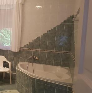 Kúpeľňa v ubytovaní SZENCZI VENDÉGHÁZ