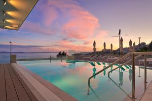 Bazen u ili blizu objekta Amphora Hotel