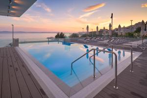 Bazen u ili blizu objekta Amphora Hotel