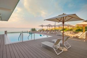 Bazen u ili blizu objekta Amphora Hotel
