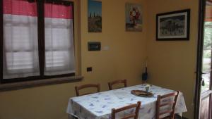 a dining room with a table with a white table cloth at Relais"LA CAPPUCCINA" Rooms&Apartments in Assisi