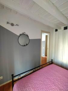 sypialnia z łóżkiem z lustrem na ścianie w obiekcie Appartamento Monet w Bergamo