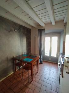 jadalnia ze stołem i krzesłami w obiekcie Appartamento Monet w Bergamo