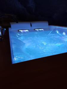 een bad gevuld met blauw water in een kamer bij La grotta nel borgo in Roccastrada