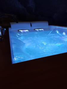 wanna wypełniona niebieską wodą w pokoju w obiekcie La grotta nel borgo w mieście Roccastrada