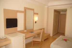TV a/nebo společenská místnost v ubytování Titan Select Hotel Ultra All Inclusive