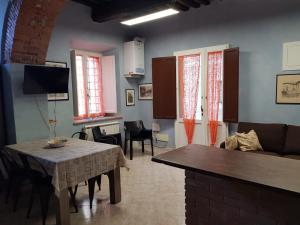 sala de estar con mesa y sofá en La grotta nel borgo, en Roccastrada