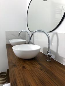 bagno con lavandino bianco e specchio di Appartement 6pers spacieux et fonctionnel a Saumur