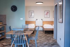 une salle à manger avec une table et des chaises bleues dans l'établissement ART Hostel & Apartments, à Dvůr Králové nad Labem