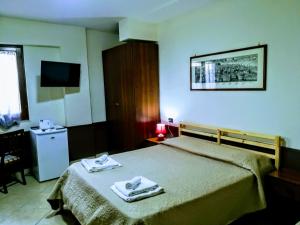 Una habitación de hotel con una cama con toallas. en Garden Inn, en Capua