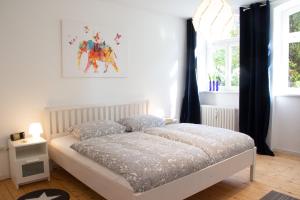 Un pat sau paturi într-o cameră la Ferienwohnung Hufelandstern bis 7 Personen - mit E-Ladesäule!