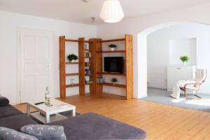 a living room with a couch and a table at Ferienwohnung Hufelandstern bis 7 Personen - mit E-Ladesäule! in Bad Wildungen