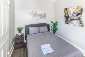 Rúm í herbergi á ☆☆ Modern Coed Dorm in Reading ☆☆
