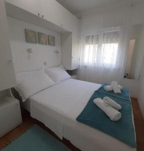 A bed or beds in a room at Apartman s pogledom