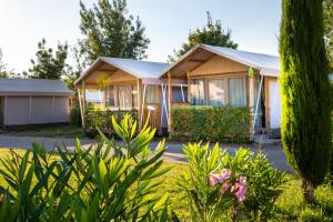 a row of cottages with trees and plants at hu Firenze Camping in Town in Florence