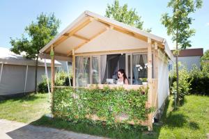 hu Firenze Camping in Town外面的花园