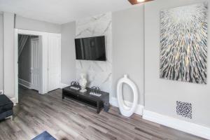 Sjónvarps- og/eða afþreyingartæki á ☆☆ Modern Coed Dorm in Reading ☆☆
